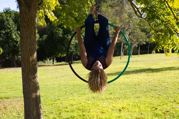 Femeia Blondă Tânărul Sportiv Acrobat Gimnast Care Efectuează Exerciții Aeriene — Fotografie, imagine de stoc