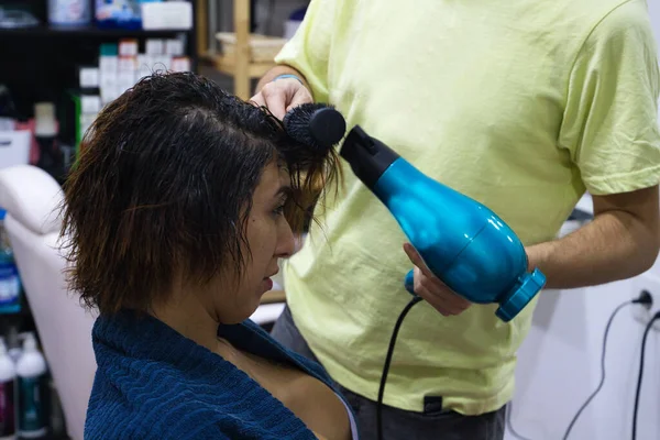 プロのスタイリストによって美容室でヘアドライヤー 髪のストレートで彼女の髪を持っているトランスジェンダーの女性 美しさと美容の概念 健康センター — ストック写真