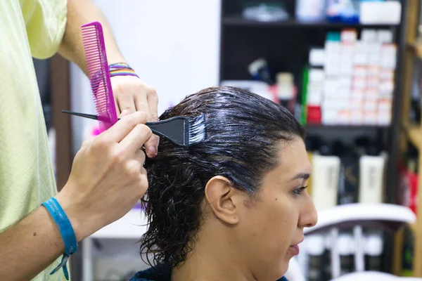 在美容院里的变性女人 她的头发被专业的造型师染过 美容美发的概念美容中心 — 图库照片