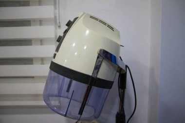 Güzellik ve güzellik salonunda antika ve retro saç kurutma makinesi. Retro kuaför konsepti.