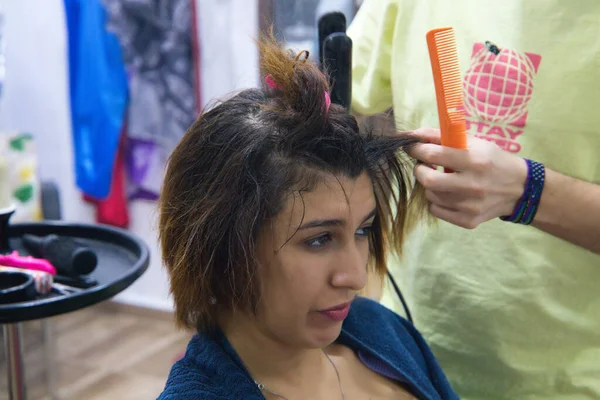由专业造型师在美容院里用吹风机 梳子和理发机梳理头发的变性人 美容美发的概念美容中心 — 图库照片