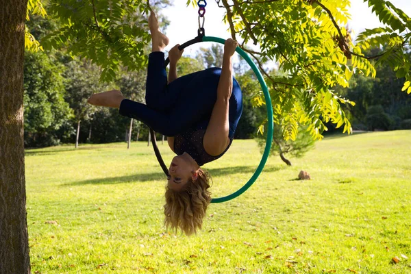 Donna Bionda Giovane Atleta Acrobata Ginnasta Che Esegue Esercizio Aereo — Foto Stock