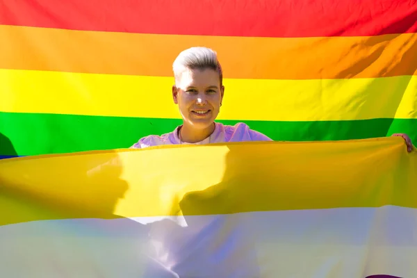Persona Binaria Género Con Bandera Del Orgullo Gay Fondo Espada — Foto de Stock