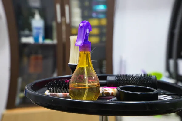 カット髪を削除するには さまざまな美容ツール ブラシ 水噴霧ボトル ブラシ 彼らは作業台にいる 美容室コンセプト — ストック写真