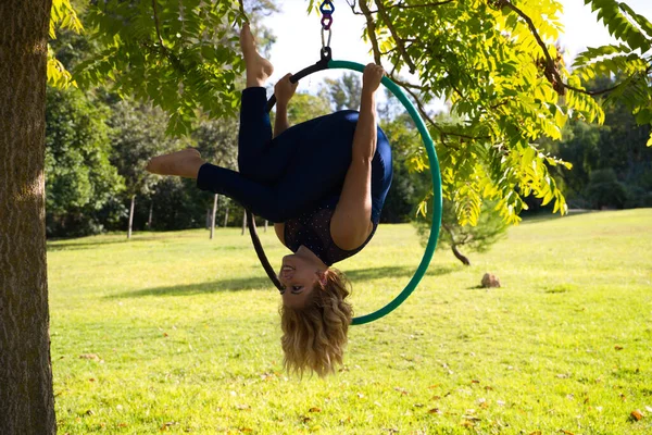 Donna Bionda Giovane Atleta Acrobata Ginnasta Che Esegue Esercizio Aereo — Foto Stock