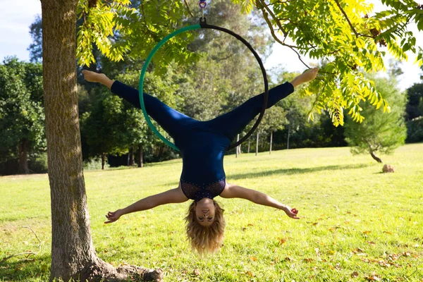 Donna Bionda Giovane Atleta Acrobata Ginnasta Che Esegue Esercizio Aereo — Foto Stock