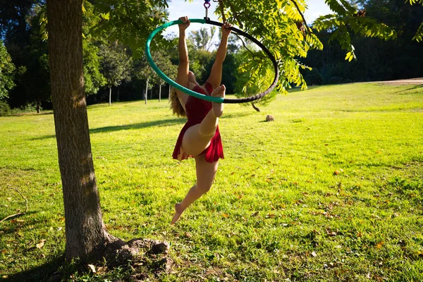 Mujer Rubia Joven Atleta Acrobat Gimnasta Realizando Ejercicio Aéreo Aire —  Fotos de Stock