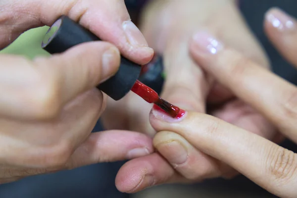 Manikyr Närbild Vackra Kvinnliga Händer Polerande Naglar Med Röda Nagellack — Stockfoto