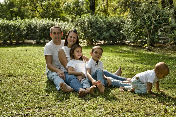 Portrait Parents Heureux Avec Leurs Trois Enfants Couchés Dans Parc — Photo