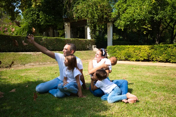 Familieportret Van Vijf Leden Vader Moeder Kinderen Die Het Gras — Stockfoto