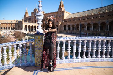 Genç ve güzel tipik İspanyol kadın flamenko yapıyor. Şehir ve modern kıyafetlerle. Saçları açık ve uzun. İnsanlığın Flamenko kültürel mirası kavramı.