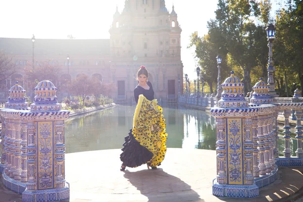 Mujer Bailando Flamenco Traje Gitano Negro Con Lunares Amarillos Flor —  Fotos de Stock