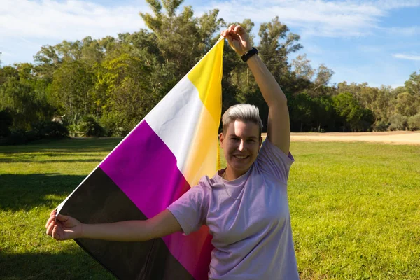 Género Persona Binaria Está Sosteniendo Bandera Del Orgullo Binario Sus — Foto de Stock