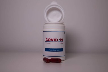 Laboratuvarda beyaz bir şişe covid-19 antiviral hap. Yeni antiretroviral tedavi hapı Covid-19.