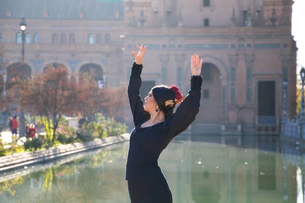 Mujer Bailando Flamenco Con Traje Gitana Negra Flor Roja Pelo —  Fotos de Stock