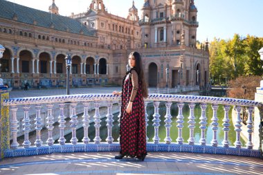 Genç ve güzel tipik İspanyol kadın flamenko yapıyor. Şehir ve modern kıyafetlerle. Saçları açık ve uzun. İnsanlığın Flamenko kültürel mirası kavramı.