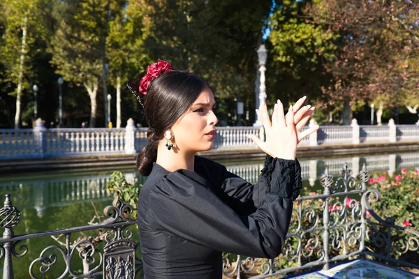 Bela Dançarina Flamenco Morena Vestida Com Vestido Preto Típico Com — Fotografia de Stock