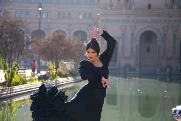 Donna Che Balla Flamenco Costume Zingaro Nero Con Pois Gialli — Foto Stock