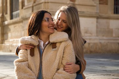 Lezbiyen çift, eski Avrupa 'daki devasa bir meydanda kaldırımın merdivenlerinde oturuyor. Birbirlerine çok aşıklar ve mutlular. Turizm ve seyahat kavramını benimse, lgtb. Haklar ve eşitlik.