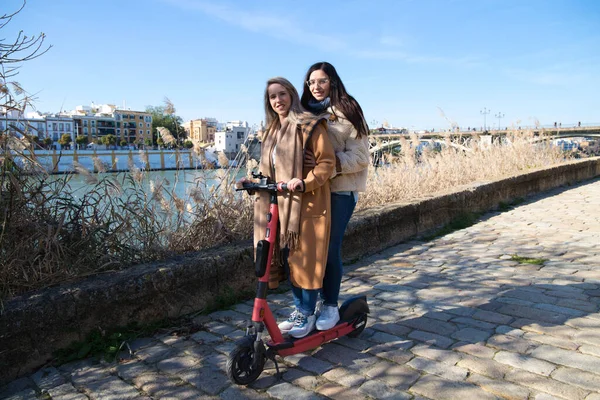 Een Getrouwd Stel Van Twee Lesbische Vrouwen Rijden Een Elektrische — Stockfoto