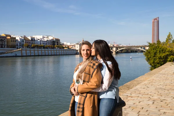 Δύο Λεσβίες Είναι Ένα Πάρκο Δίπλα Ένα Ποτάμι Γυναίκες Είναι — Φωτογραφία Αρχείου