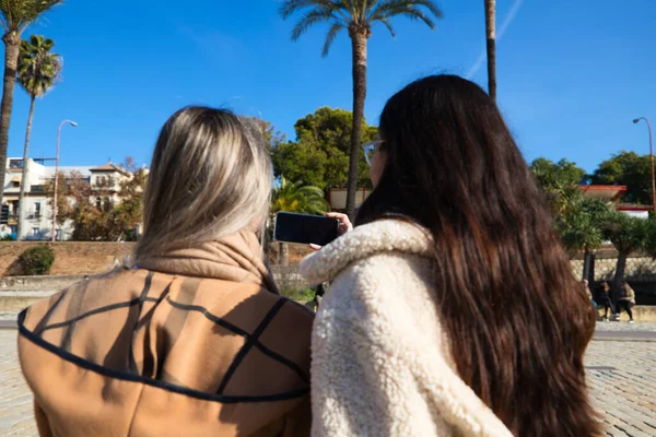 Egy Házaspár Két Leszbikus Akik Képeket Készítenek Mobiljukkal Nászútjukon Nők — Stock Fotó