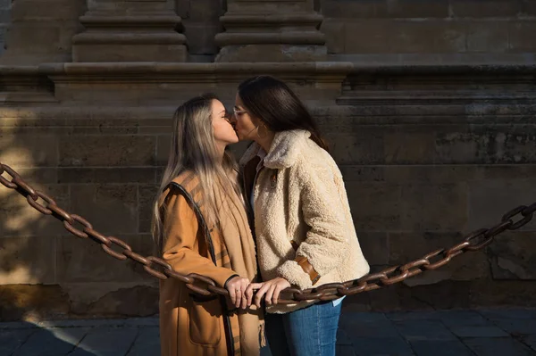 Lesbický Pár Opírající Řetěz Obklopující Gotickou Katedrálu Ženy Líbají Lásce — Stock fotografie