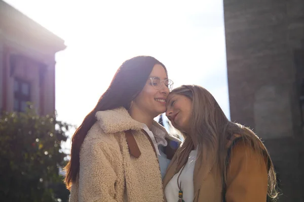 Новобрачная Лесбийская Пара Медовый Месяц Городе Женщины Показывают Свою Любовь — стоковое фото