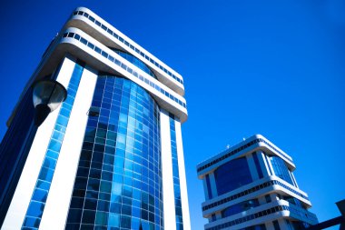 Büyük bir şehirdeki finans ve ofis dünyasına adanmış bir bina. Bina güneş ışığından yararlanmak için donatılmıştır. Ekonomi ve yenilenebilir enerji kavramı.