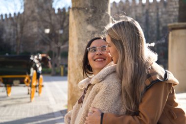 Lezbiyen çift, eski Avrupa 'daki devasa bir meydanda kaldırımın merdivenlerinde oturuyor. Birbirlerine çok aşıklar ve mutlular. Turizm ve seyahat kavramını benimse, lgtb. Haklar ve eşitlik.