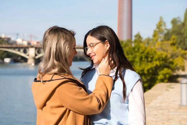 Dvě Lesbické Ženy Jsou Parku Vedle Řeky Ženy Jsou Mladé — Stock fotografie