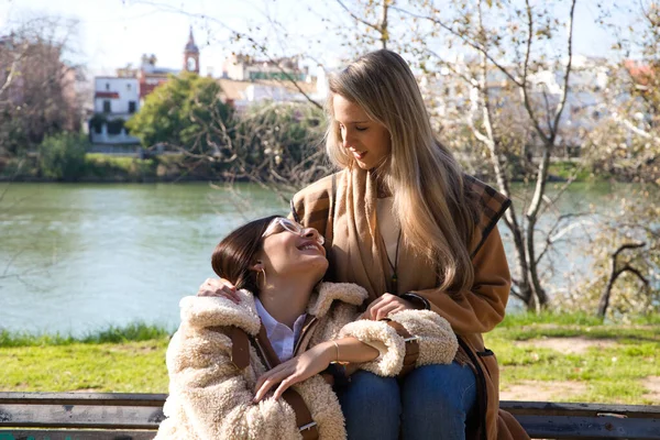Leszbikus Pár Egy Padon Nagyon Szerelmesnek Boldognak Tűnnek Miközben Kölcsönhatásban — Stock Fotó
