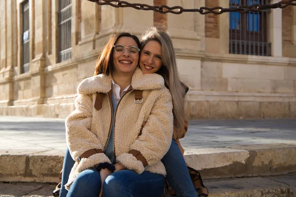 Lesbický Pár Sedící Schodech Chodníku Monumentálním Náměstí Staré Evropě Jsou — Stock fotografie