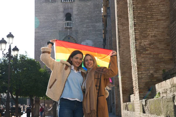 Manželství Lesbiček Dovolené Turistika Seville Jsou Před Katedrálou Drží Vlajku — Stock fotografie
