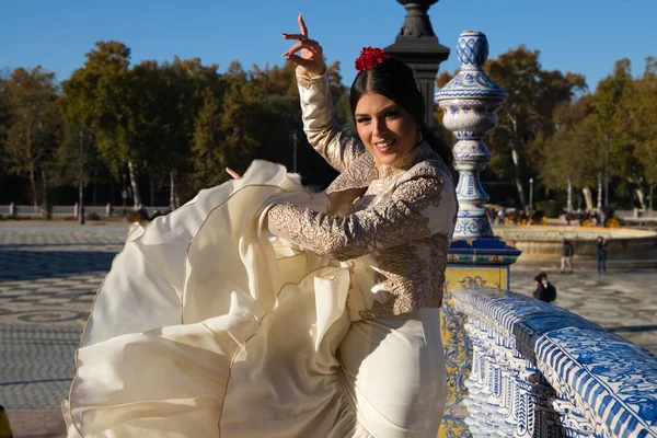 Flamenko Dansçısı Kadın Esmer Güzel Tipik Spanyol Dansçı Sevilla Meydanında — Stok fotoğraf