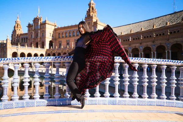 Genç Güzel Bir Kadın Flamenko Dansı Yapıyor Spanyol Pozu Veriyor — Stok fotoğraf