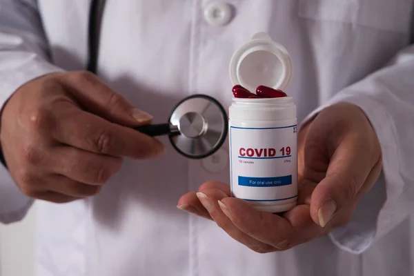 Läkares Händer Ett Sjukhus Med Vit Flaska Covid Antivirala Tabletter — Stockfoto