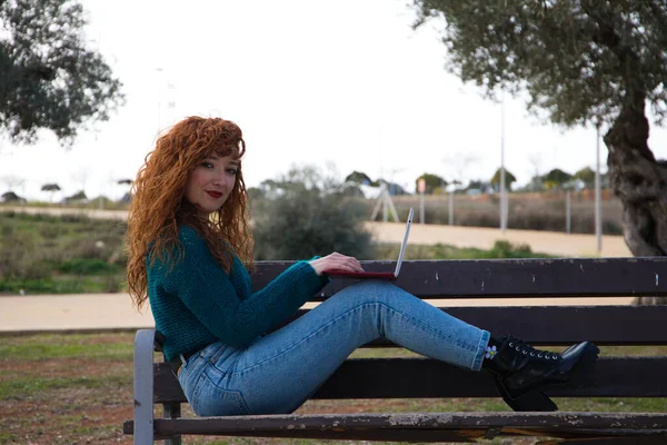 Jovem Bela Mulher Ruiva Está Sentada Banco Parque Onde Muitas — Fotografia de Stock