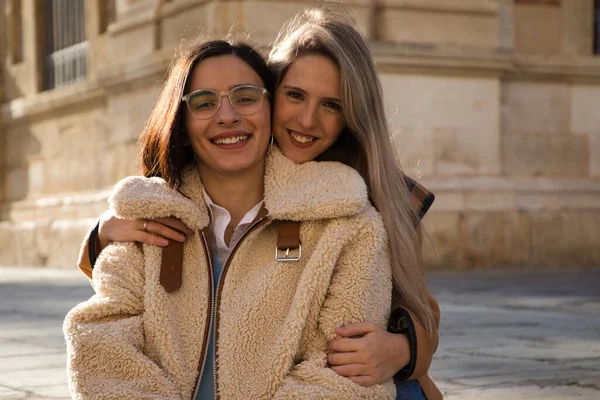 Casal Lésbico Sentado Nos Degraus Pavimento Uma Praça Monumental Velha — Fotografia de Stock