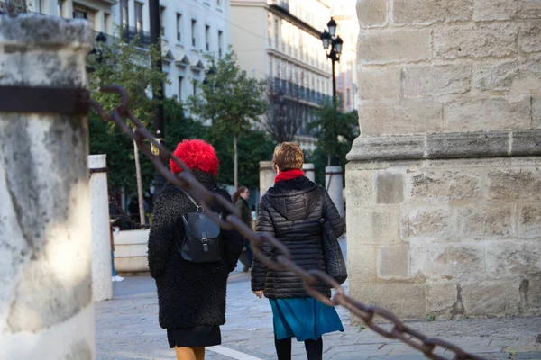Две Взрослые Современные Современные Женщины Прогуливающиеся Городу Отпуске Одной Рыжие — стоковое фото