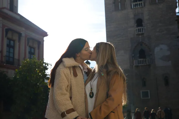 Новобрачная Лесбийская Пара Медовый Месяц Городе Женщины Показывают Свою Любовь — стоковое фото