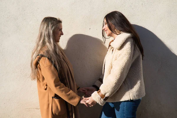 Újdonsült Leszbikus Pár Nászúton Egy Városban Nők Egymás Arcát Nézik — Stock Fotó