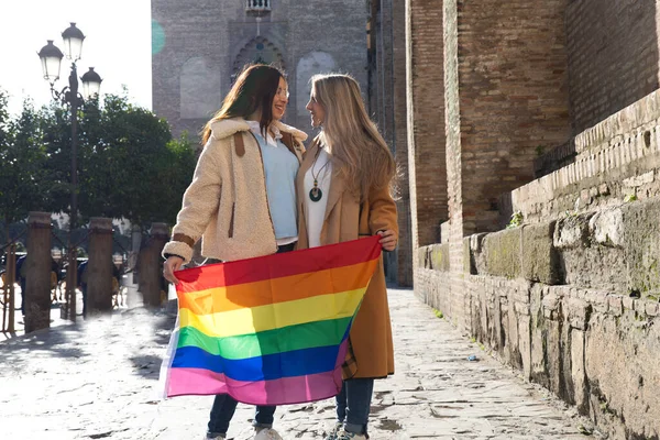 Manželství Lesbiček Dovolené Turistika Seville Stojí Před Katedrálou Drží Rukou — Stock fotografie