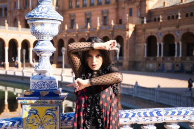 Genç ve güzel tipik İspanyol kadın flamenko yapıyor. Şehir ve modern kıyafetlerle. Saçları açık ve uzun. İnsanlığın Flamenko kültürel mirası kavramı.