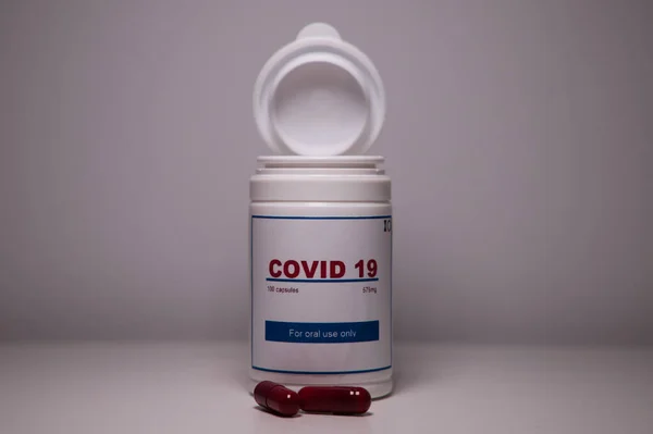実験室でのコビト19抗ウイルス薬の白いボトル 新しい抗レトロウイルス治療薬の概念 Covid — ストック写真