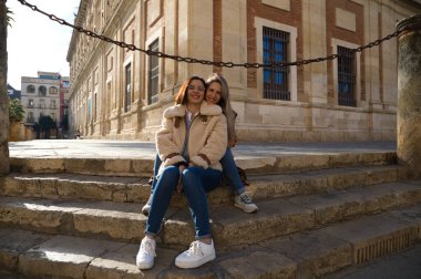 Lezbiyen çift, eski Avrupa 'daki devasa bir meydanda kaldırımın merdivenlerinde oturuyor. Birbirlerine çok aşıklar ve mutlular. Turizm ve seyahat kavramını benimse, lgtb. Haklar ve eşitlik.