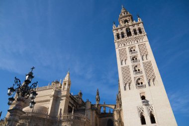 İspanya 'nın Seville şehrinde gotik tarzda bir katedral. Giralda olarak bilinen çan kulesini görebilirsiniz. Dünyanın en büyük katolik dini binasıdır. Turizm ve seyahat kavramı.