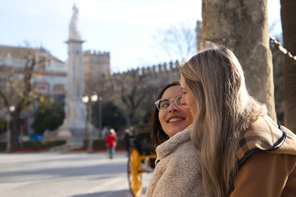 Coppia Lesbica Seduta Sui Gradini Marciapiede Una Piazza Monumentale Della — Foto Stock