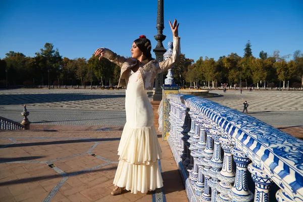 Flamenko Dansçısı Kadın Esmer Güzel Tipik Spanyol Dansçı Sevilla Meydanında — Stok fotoğraf