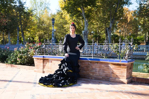 Flamenko Dansçısı Esmer Güzel Tipik Siyah Kostümlü Sarı Benekli Bir — Stok fotoğraf